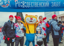 Впервые в Волжском прошел "Рождественский забег" в карнавальных костюмах