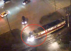 Трамвай снес легковушку в Волжском: видео