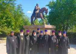 На коне: в Волжском установлен памятник полководца Александра Невского