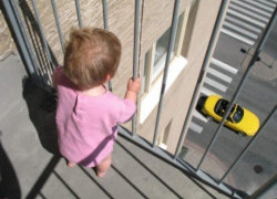 Под Волгоградом 3-летний мальчик выпал с 4-го этажа, пока его мать тусовалась