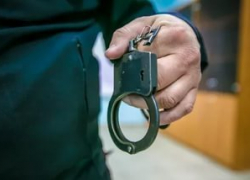 Крепкий мужчина без стыда ограбил беспомощного пенсионера в Волжском 
