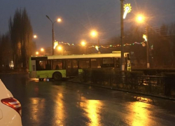 На гололеде волжский автобус занесло на ограждение зеленой зоны