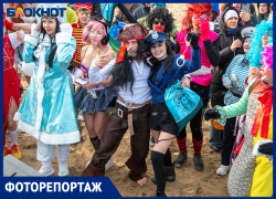 В Волжском спортсмены в топах и миниюбках пробежали по городу и прыгнули в ледяную воду во время шторма