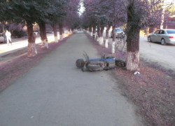 В поселке Октябрьском пьяный скутерист перевернулся на пешеходной аллее