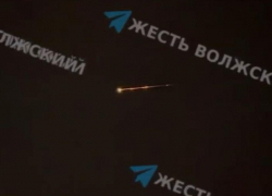 Полыхающее нечто пролетело в небе над Волжским: видео