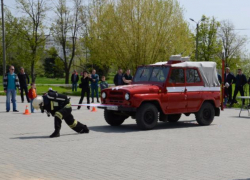 Мужественные спасатели на пожарном кроссфите в Волжском продемонстрировали свою силу тела и духа