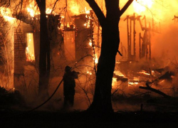 Под Волжским полыхал сарай