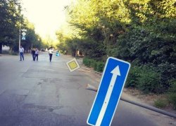 В старой части Волжского хулиганы разломали 50 дорожных знаков