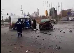 Молодой лихач, решив проскочить на красный, протаранил другое авто в Волжском