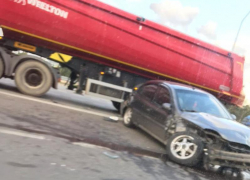 Иномарка попала под фуру в Волгоградской области