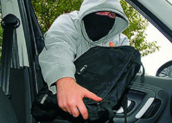 У волжанина из дорогого внедорожника украли 220 тысяч рублей