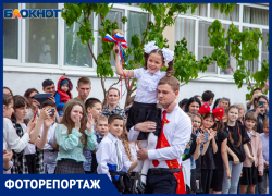 Путь во взрослую жизнь открыт: фоторепортаж с последних звонков в Волжском