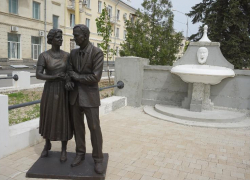 В Волжском появилась скульптура пожилой пары