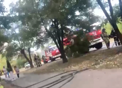 Пожарные столпились у стен детской поликлиники в Волжском: видео