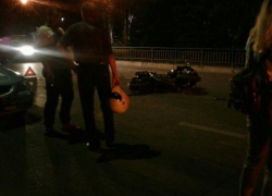 Неопытный автомобилист "подрезал" мотоциклиста и кинулся драться