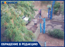 Из детской площадки в автомобильную парковку: волжанка пожаловалась на произвол дворника