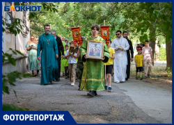 Крестный ход прошел в Волжском на Троицкие гулянья