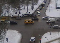 51-летняя волжанка проехала на красный сигнал светофора и стала причиной двойного ДТП