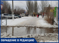 Детям и старикам все праздники сидеть дома: в Волжском жители жалуются на затопленные переходы
