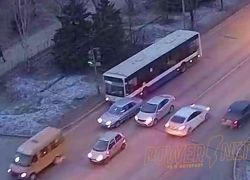 Понтовщик на "ВАЗе" подрезал пассажирский автобус в Волжском