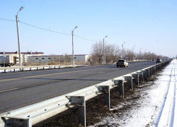 В Волжском установили ограждения вдоль дороги на Ленина