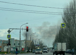 В Волжском ликвидируют пожар сухой растительности в районе улицы Александрова
