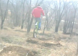 Велосипедный монстр покорил препятствия на Набережной в Волжском