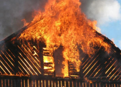 Под Волжским сгорел частный дом 