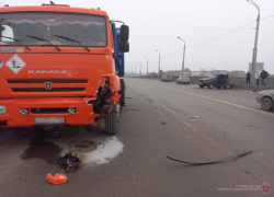 В Волжском КАМАЗ подмял под себя легковушку во время гололеда: автоледи пострадала