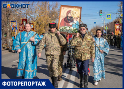 Волжский объединяет молитва: тысячи горожан прошли крестным ходом в День народного единства
