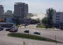 Огонь охватил пристройку к ЦУМу в Волжском
