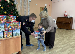 Волжские полицейские стали добрыми волшебниками для детей