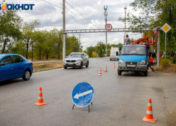 Метимся на рекорд? В Волжском к десятку приближается количество падений ограничительной арки на Набережной