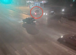 В Волжском водитель наехал на ограждение