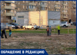 В Волжском в 38 микрорайоне дети играют в футбол в грязи: старые ворота могут упасть в любой момент