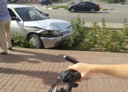 "Десятка" и "Волга" "припарковались" на площади Строителей и в клумбе 