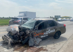 Такси врезалось в грузовик: в ДТП под Волгоградом есть пострадавший