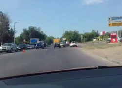 Ленивым утром понедельника в Волжском столкнулись "Рено" и "Фольксваген"