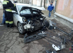 Стали известны подробности столкновения автомобиля с домом в Волжском