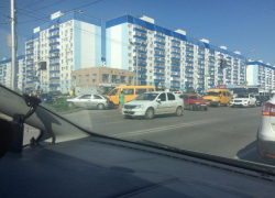 Пассажирская маршрутка чудом не влетела в забор, попав в тройное ДТП в Волжском