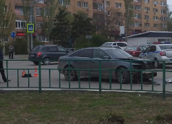 Влетел в дерево из-за лихача: последствия аварии в Волжском