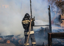 Под Волжским сгорел деревянный дом
