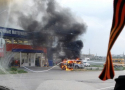 В Волжском возле магазина сгорел внедорожник Mitsubishi