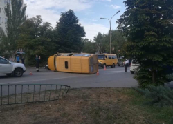 В Волжском перевернулась маршрутка с людьми
