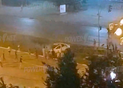 Машина вылетела на зеленую зону и загорелась: ДТП в центре Волжского
