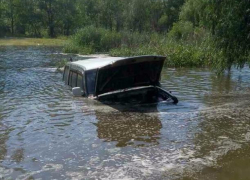 Волжские экстремалы утопили машины, понтуясь перед девчонками