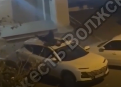Супер Марио из Волжского: мужчина устроил прыжки по капотам, наградил двор матом и заночевал на чужом кроссовере