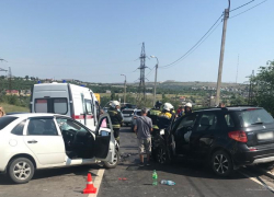 Лобовое столкновение двух авто в Волгоградской области попало на видео: ранены 3 человека