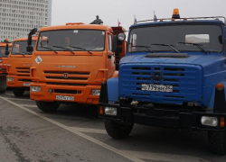 В Волжском коммунальные службы обрабатывают дороги от гололеда