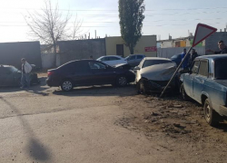 Пять автомобилей столкнулись в Волжском: два человека пострадали